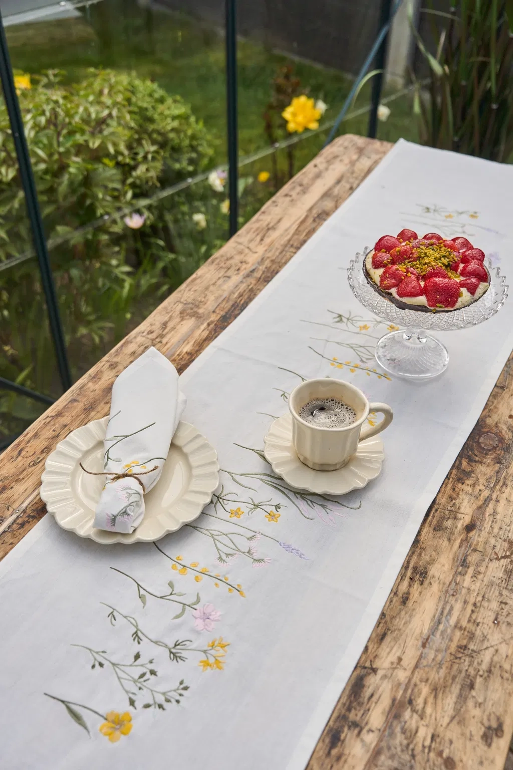 253437bordloeberbroderiblomsthvid